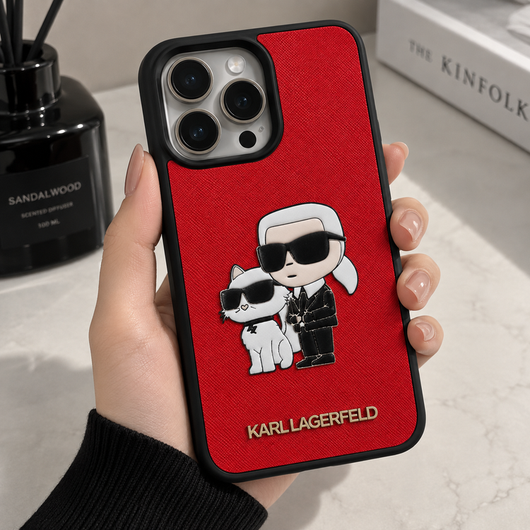 قاب آیفون 15 پرو مکس Karl Lagerfeld قرمز با فریم مشکی و طرح برجسته کارل و گربه